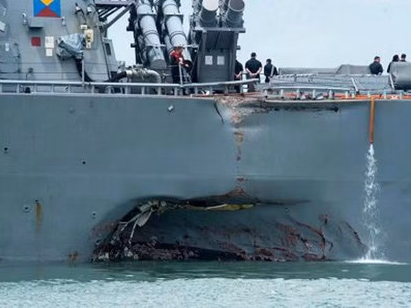 Destructor USS John S.McCain llega a base naval de Singapur tras colisión ảnh 1
