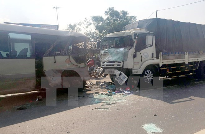 Mueren 19 personas por accidentes de tránsito en Vietnam en último día de 2017 ảnh 1 Mueren 19 personas por accidentes de tránsito en Vietnam en último día de 2017 ảnh 1