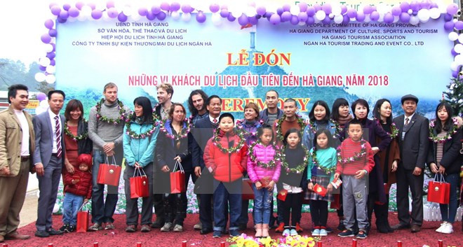 Provincia de Ha Giang da bienvenida a primer turista foráneo en 2018 ảnh 1 Provincia de Ha Giang da bienvenida a primer turista foráneo en 2018 ảnh 1