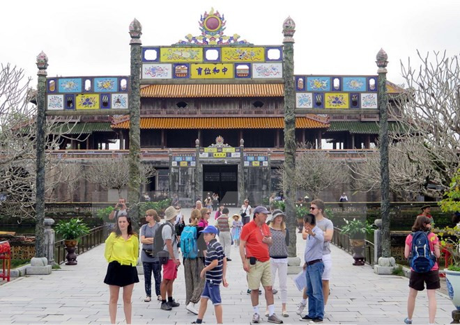 Conjunto de Monumentos de Hue recibe a más 30 mil visitantes en días festivos por Año Nuevo ảnh 1