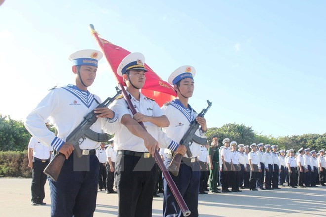 Celebran ceremonia de saludo a bandera en punto extremo oriental de Vietnam ảnh 1