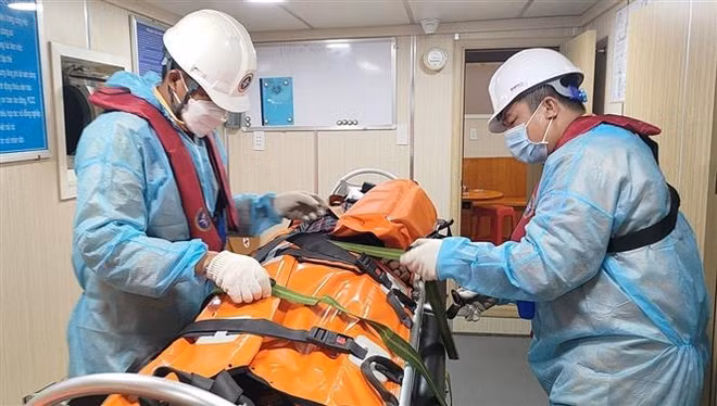 Rescatan en Vietnam a marinero bangladesí enfermo en el mar ảnh 1