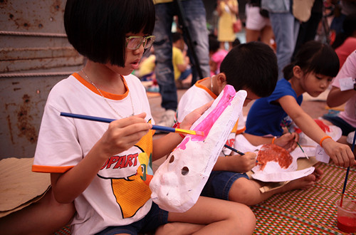 Interesados niños en elaborar máscaras para Festival del Medio Otoño ảnh 1 Interesados niños en elaborar máscaras para Festival del Medio Otoño ảnh 1
