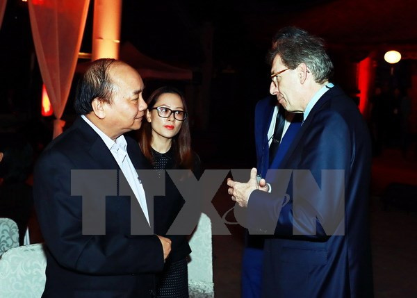 Premier vietnamita hace aparición sorpresa en reunión de ejecutivos extranjeros ảnh 1 Premier vietnamita hace aparición sorpresa en reunión de ejecutivos extranjeros ảnh 1