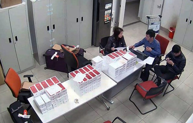 Policía vietnamita decomisa lote de contrabando de iPhones procedente de Sudcorea ảnh 1 Policía vietnamita decomisa lote de contrabando de iPhones procedente de Sudcorea ảnh 1