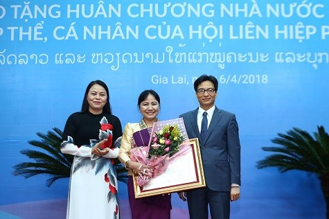 Entregan órdenes de Estado a destacadas mujeres de Vietnam y Laos ảnh 1 Entregan órdenes de Estado a destacadas mujeres de Vietnam y Laos ảnh 1