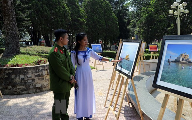 Exponen fotografías sobre vida diaria en archipiélago de Truong Sa ảnh 1
