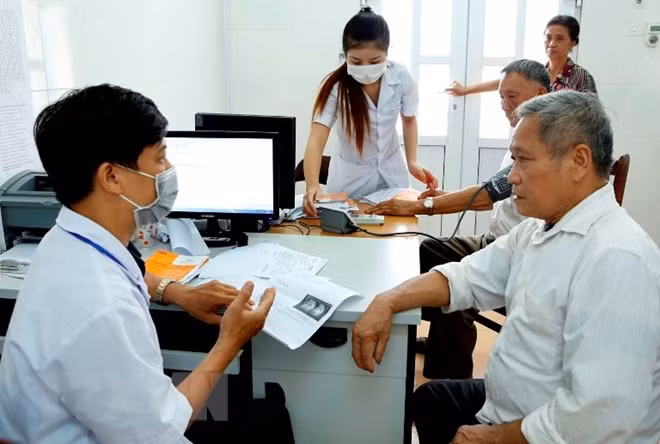  Hanoi acelera concesión de tarjetas de seguro médico electrónicas ảnh 1