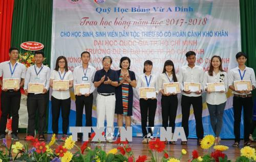 Entregaron becas “Vu A Dinh” para estudiantes de minorías étnicas en Vietnam ảnh 1 Entregaron becas “Vu A Dinh” para estudiantes de minorías étnicas en Vietnam ảnh 1