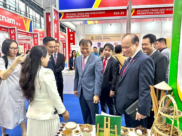 Consumidores vietnamitas eligen más productos domésticos en los mercados ảnh 2 Consumidores vietnamitas eligen más productos domésticos en los mercados ảnh 2