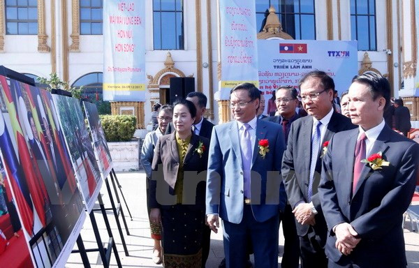 VNA y KLP celebran exposición fotográfica sobre nexos Vietnam-Laos ảnh 1 VNA y KLP celebran exposición fotográfica sobre nexos Vietnam-Laos ảnh 1