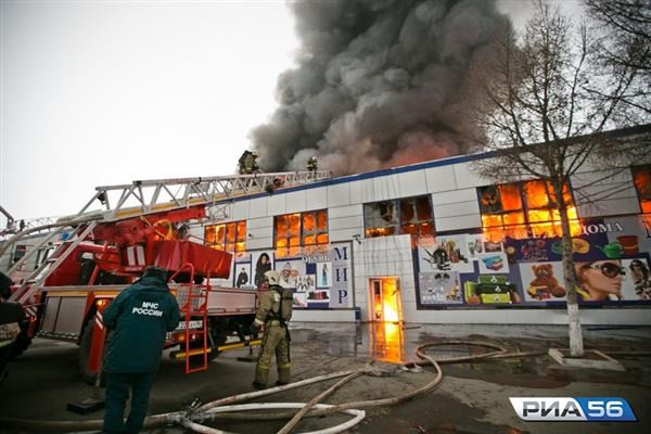 Incendio en centro comercial de vietnamitas en Orenburg, Rusia ảnh 1 Incendio en centro comercial de vietnamitas en Orenburg, Rusia ảnh 1