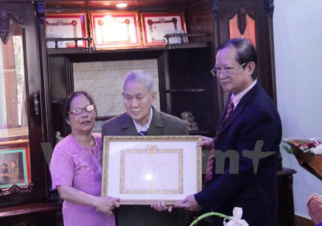 Primer vietnamita residente en Laos recibe insignia partidista ảnh 1 Primer vietnamita residente en Laos recibe insignia partidista ảnh 1
