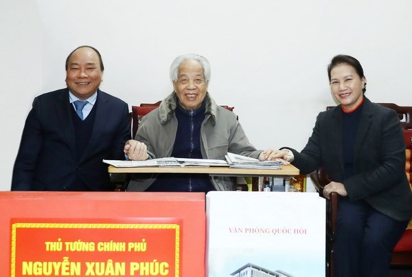 Premier y presidenta parlamentaria de Vietnam visitan a exdirigente político ảnh 1 Premier y presidenta parlamentaria de Vietnam visitan a exdirigente político ảnh 1