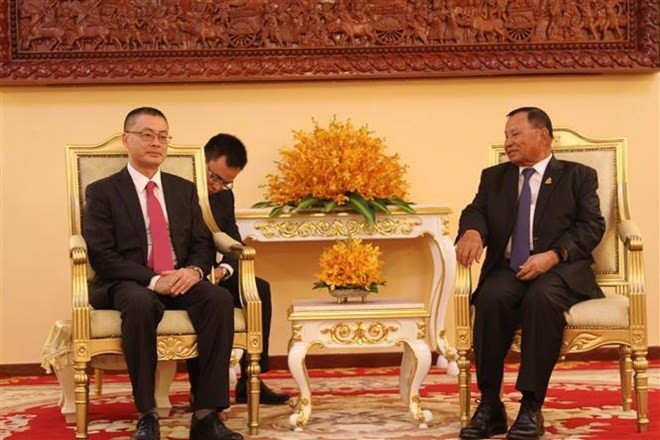 Entregan obsequios de Parlamento vietnamita al Senado de Camboya ảnh 1 Entregan obsequios de Parlamento vietnamita al Senado de Camboya ảnh 1
