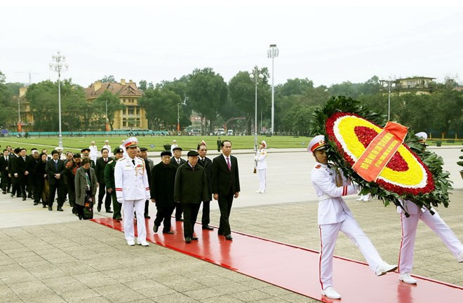 Máximos dirigentes de Vietnam rinden homenaje al Presidente Ho Chi Minh en ocasión de fundación del PCV ảnh 1
