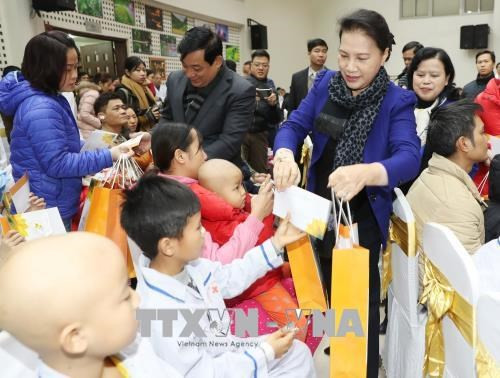 Dirigentes vietnamitas entregan regalos a personas necesitadas en ocasión del Tet ảnh 1 Dirigentes vietnamitas entregan regalos a personas necesitadas en ocasión del Tet ảnh 1