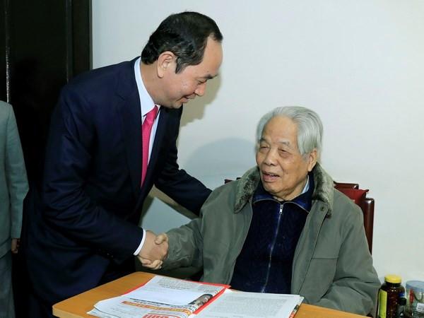 Dirigentes vietnamitas felicitan al exsecretario general del PCV en vísperas del Tet ảnh 2 Dirigentes vietnamitas felicitan al exsecretario general del PCV en vísperas del Tet ảnh 2