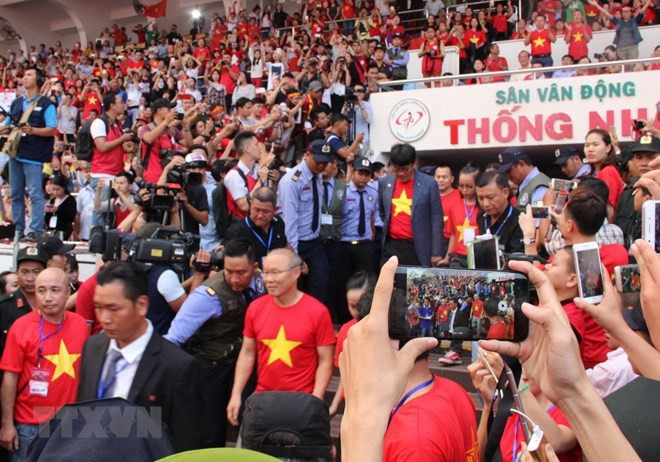 Seguidores del fútbol atestan estadio en Ciudad Ho Chi Minh para recibir al equipo sub-23 nacional ảnh 1 Seguidores del fútbol atestan estadio en Ciudad Ho Chi Minh para recibir al equipo sub-23 nacional ảnh 1