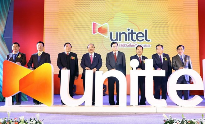 Premieres de Vietnam y Laos visitan empresa mixta de Viettel ảnh 1 Premieres de Vietnam y Laos visitan empresa mixta de Viettel ảnh 1