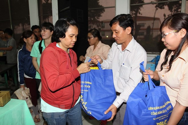 Ciudad Ho Chi Minh entregan regalos a trabajadores menos favorecidos con motivo del Tet ảnh 1