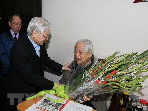 Dirigentes vietnamitas felicitan al exsecretario general del PCV en vísperas del Tet ảnh 1 Dirigentes vietnamitas felicitan al exsecretario general del PCV en vísperas del Tet ảnh 1