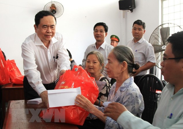 Presidente de Frente de la Patria de Vietnam entregan obsequios a familias pobres en ocasión del Tet ảnh 1 Presidente de Frente de la Patria de Vietnam entregan obsequios a familias pobres en ocasión del Tet ảnh 1