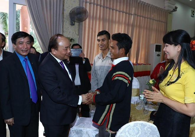 Premier de Vietnam presenta regalos del Tet para necesitados en provincia altiplánica ảnh 1 Premier de Vietnam presenta regalos del Tet para necesitados en provincia altiplánica ảnh 1