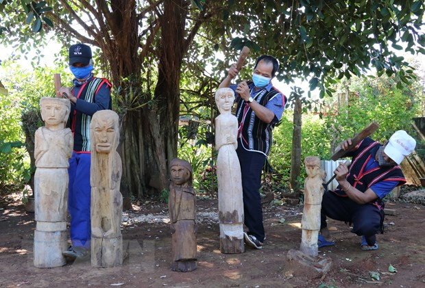 Estatuas de madera- arte único de las tierras altas centrales ảnh 2 Estatuas de madera- arte único de las tierras altas centrales ảnh 2