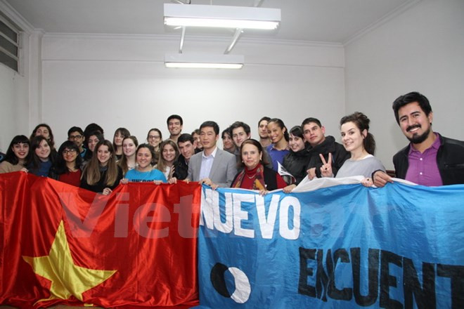 Estudiantes argentinos interesados en conocer sobre Vietnam ảnh 1 Estudiantes argentinos interesados en conocer sobre Vietnam ảnh 1