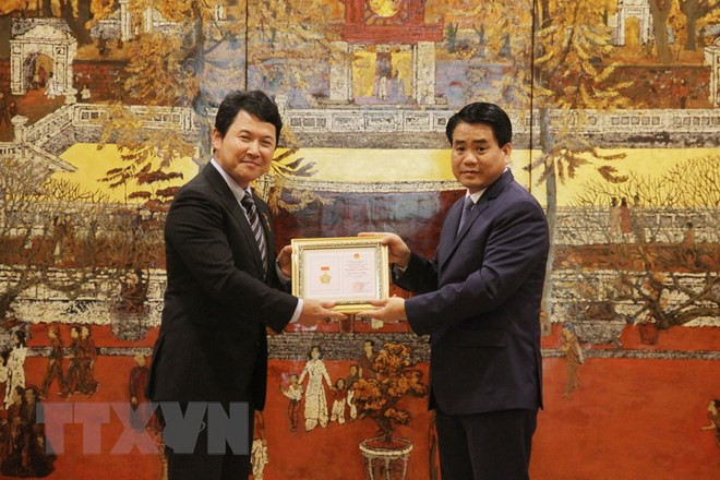 Honran al diplomático japonés por su contribución al desarrollo de Hanoi ảnh 1 Honran al diplomático japonés por su contribución al desarrollo de Hanoi ảnh 1