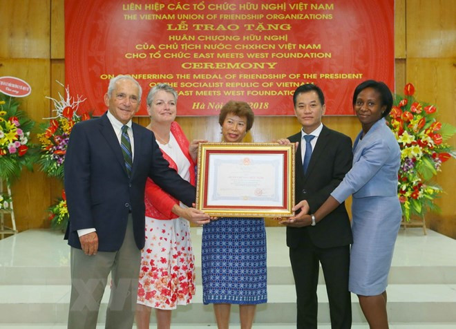 Vietnam honra a Fundación estadounidense por sus aportes a reducción de pobreza ảnh 1 Vietnam honra a Fundación estadounidense por sus aportes a reducción de pobreza ảnh 1