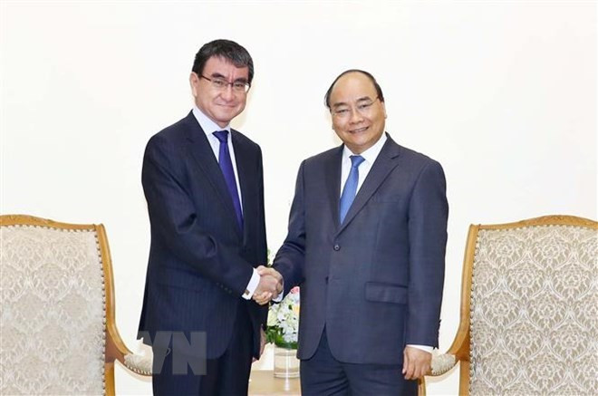 Premier de Vietnam recibe al canciller de Japón ảnh 1