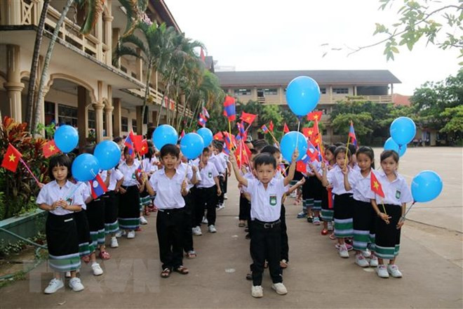 Alumnos en escuela bilingüe Laos - Vietnam inician año escolar ảnh 1