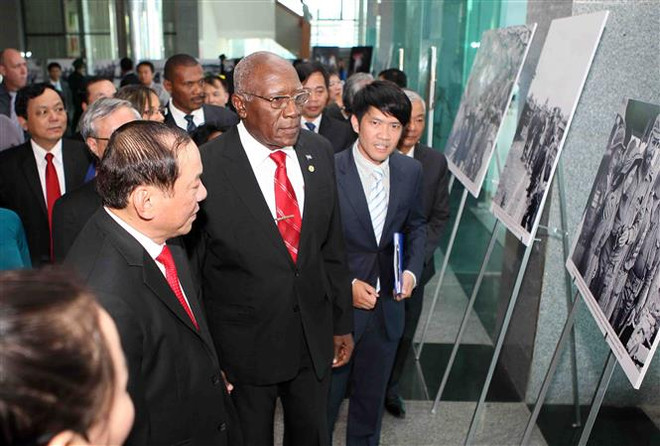 Salvador Valdés Mesa asiste a exposición fotográfica sobre visita de Fidel a Quang Tri ảnh 1 Salvador Valdés Mesa asiste a exposición fotográfica sobre visita de Fidel a Quang Tri ảnh 1