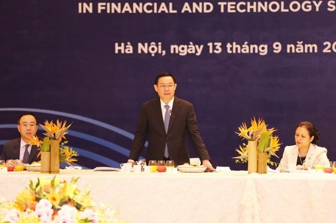 Vicepremier de Vietnam dialoga con empresarios en marco del FEM- ASEAN 2018 ảnh 1 Vicepremier de Vietnam dialoga con empresarios en marco del FEM- ASEAN 2018 ảnh 1