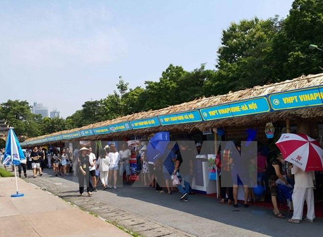 Miles visitantes acuden a festival turístico de aldeas de oficios tradicionales ảnh 1 Miles visitantes acuden a festival turístico de aldeas de oficios tradicionales ảnh 1