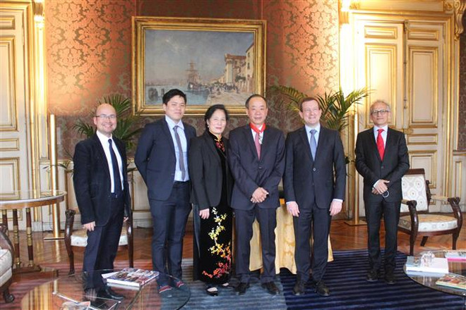Embajador vietnamita recibe Orden Nacional de la Legión de Honor de Francia ảnh 1 Embajador vietnamita recibe Orden Nacional de la Legión de Honor de Francia ảnh 1