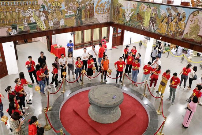Inauguran tour nocturno en ocasión del Festival del templo Hung en Vietnam ảnh 1 Inauguran tour nocturno en ocasión del Festival del templo Hung en Vietnam ảnh 1