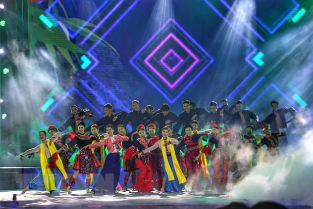 Celebran programa artístico en saludo al Día cultural de las Etnias en Vietnam ảnh 1 Celebran programa artístico en saludo al Día cultural de las Etnias en Vietnam ảnh 1