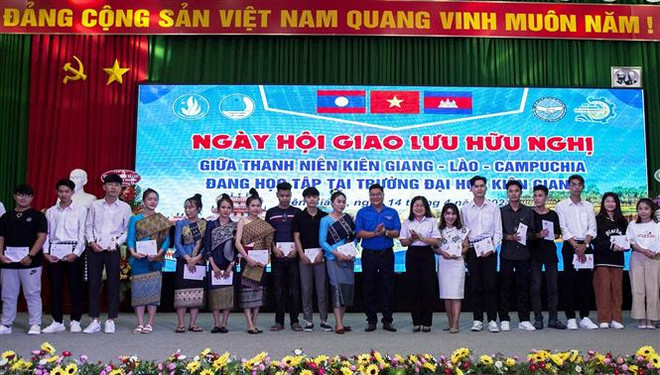 Efectúan intercambio amistoso entre Vietnam, Laos y Camboya con motivo del Año Nuevo Khmer ảnh 1