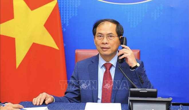 Canciller de Vietnam sostiene conversaciones telefónicas con sus homólogos de Singapur e India ảnh 1 Canciller de Vietnam sostiene conversaciones telefónicas con sus homólogos de Singapur e India ảnh 1