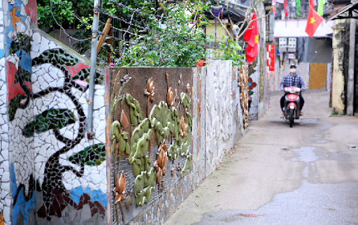 Pared hecha de materiales reciclables embellece aldea vietnamita ảnh 1 Pared hecha de materiales reciclables embellece aldea vietnamita ảnh 1