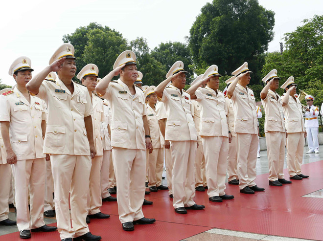 [Foto] Rinden homenajes póstumos al Presidente Ho Chi Minh y los mártires en Día Nacional ảnh 8
