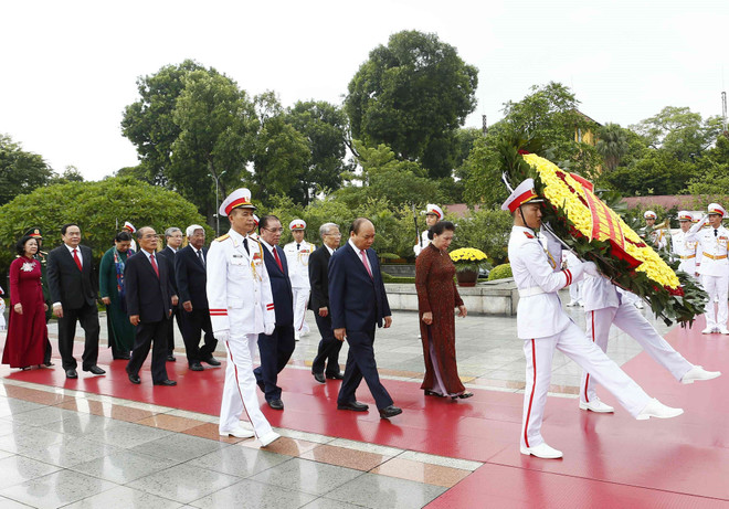 [Foto] Rinden homenajes póstumos al Presidente Ho Chi Minh y los mártires en Día Nacional ảnh 1