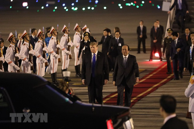 [Fotos] Presidente de Estados Unidos, Donald Trump, llega al hotel Marriott JW, en Hanoi ảnh 3