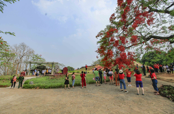 [Fotos] Antiguo campo de batalla de Dien Bien Phu atrae a turistas ảnh 4