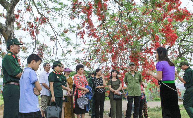 [Fotos] Antiguo campo de batalla de Dien Bien Phu atrae a turistas ảnh 2
