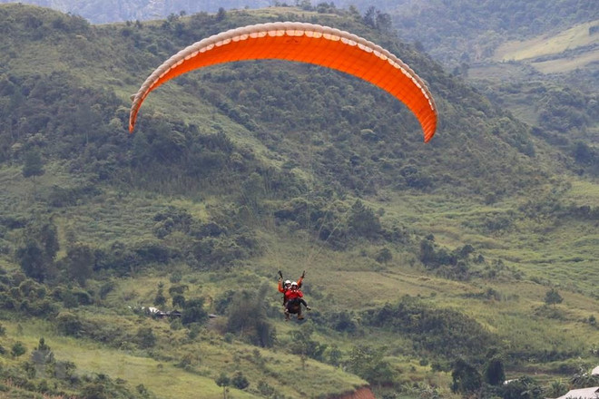 [Foto] Festival de Parapente "Volando en la temporada dorada" en el norte de Vietnam ảnh 3