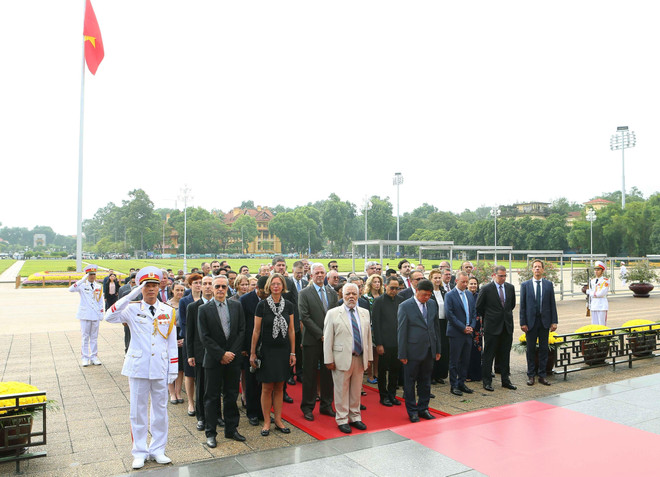 [Foto] Rinden homenajes póstumos al Presidente Ho Chi Minh y los mártires en Día Nacional ảnh 4